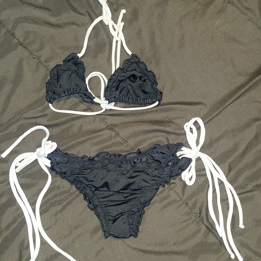 Ruffle edged blk 2 PC bikini,  XS.